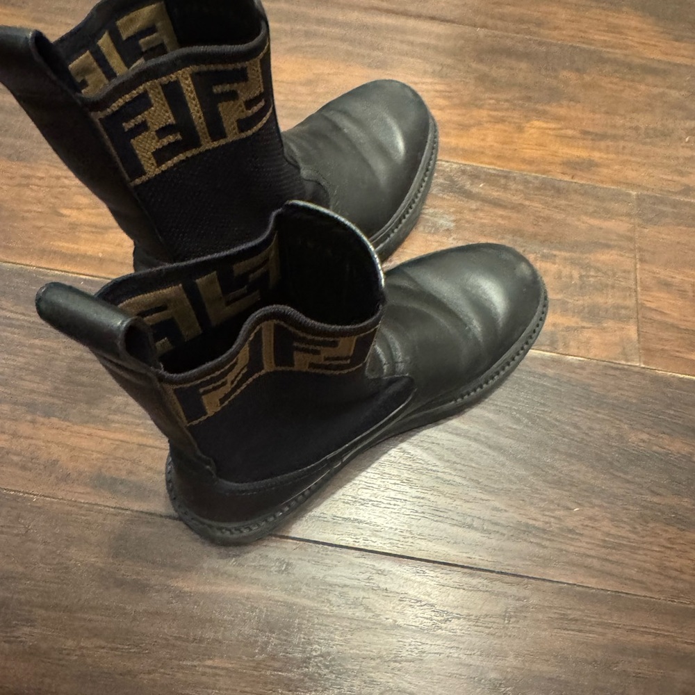 Fendi Black Leather women’s Boots with Logo Detail - Picture 4 of 4
